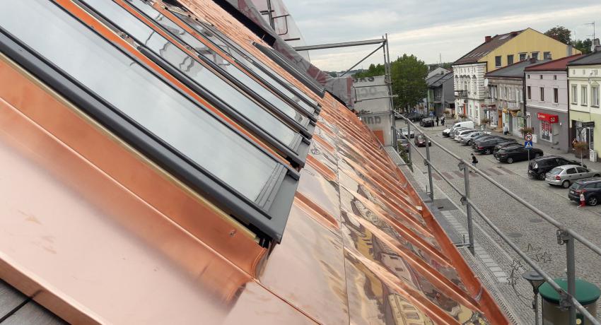 Dach z blachy miedzianej w technologii tradycyjnego rąbka stojącego